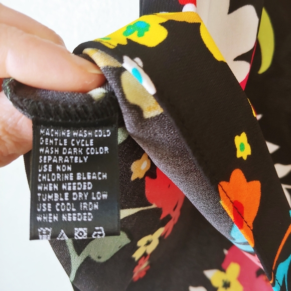 NWOT Floral Fluttersleeve Top - Picture 11 of 12